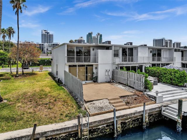 Home for rent at 825 NE 26th Ave - photo 7462294