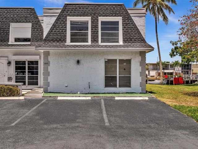 Home for rent at 825 NE 26th Ave - photo 7462296