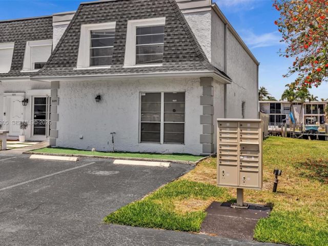 Home for rent at 825 NE 26th Ave - photo 7462297