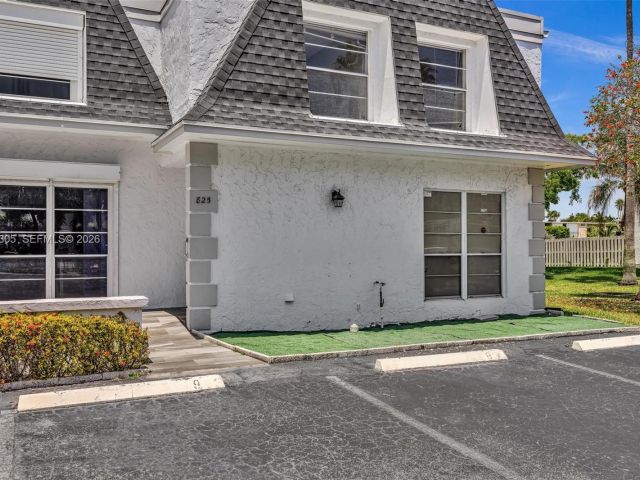 Home for rent at 825 NE 26th Ave - photo 7462298