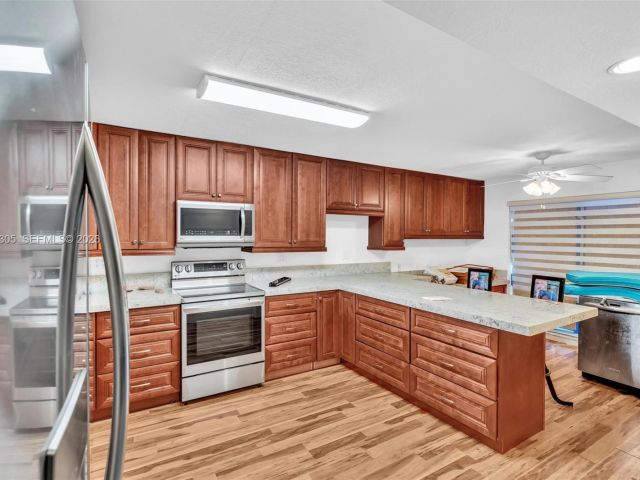 Home for rent at 825 NE 26th Ave - photo 7462301