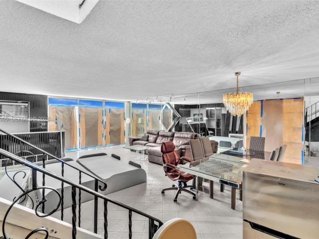 Home for rent at 825 NE 26th Ave - photo 7462304