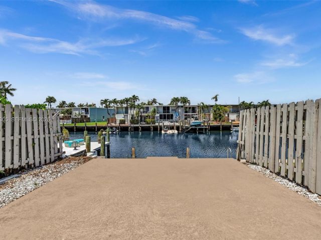 Home for rent at 825 NE 26th Ave - photo 7462307