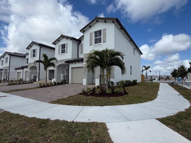 Home for rent at 2556 SE 27th Ct 2556 - photo 7492632