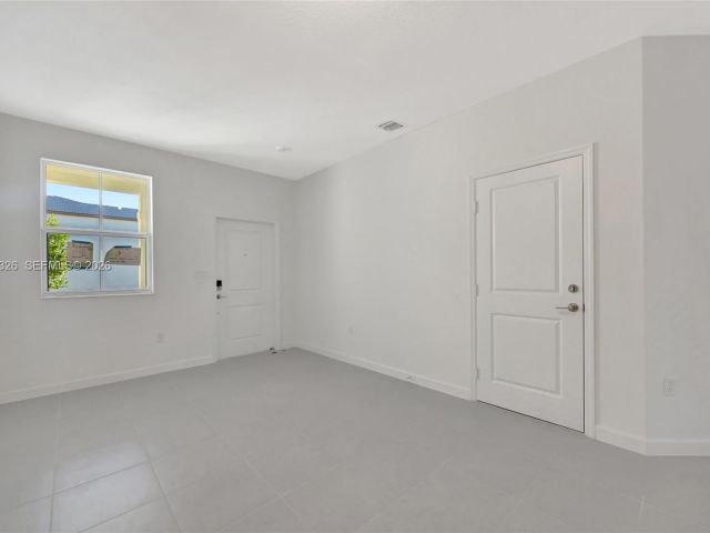 Home for rent at 2556 SE 27th Ct 2556 - photo 7492635