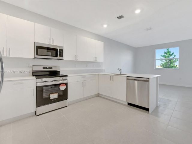 Home for rent at 2556 SE 27th Ct 2556 - photo 7492639