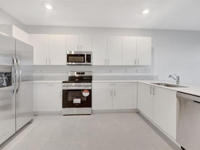 Home for rent at 2556 SE 27th Ct 2556 - photo 7492640