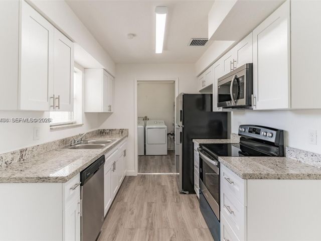 3-bedroom home for rent in Fort Lauderdale - 650 SW 29th Ave - MondialRealty