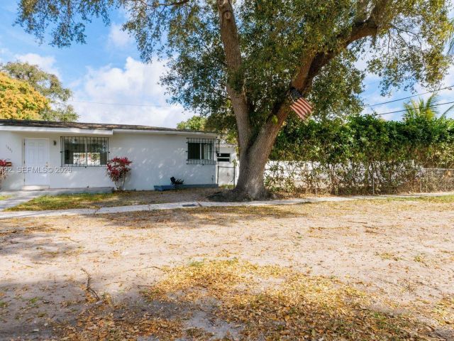 Home for rent at 1301 NE 153rd St - photo 7481327