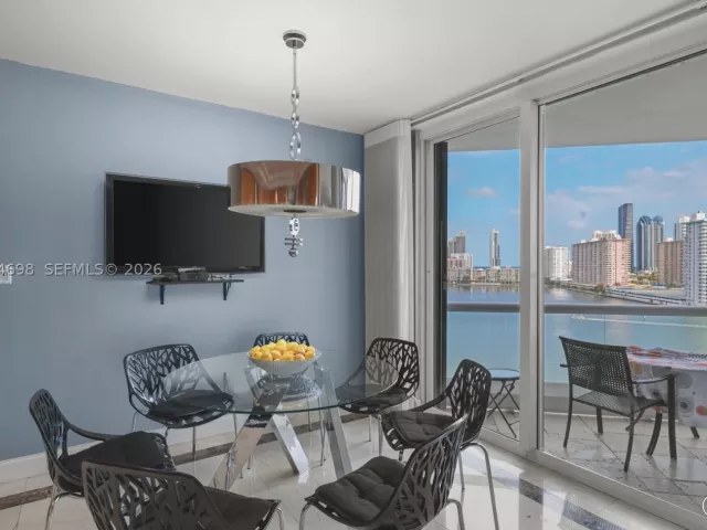 4-bedroom condo for sale in Aventura - 2600 Island Blvd 1006 - MondialRealty