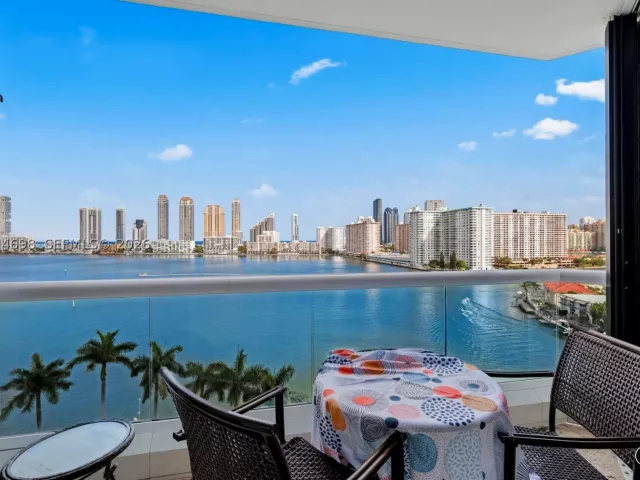 4-bedroom condo for sale in Aventura - 2600 Island Blvd 1006 - MondialRealty