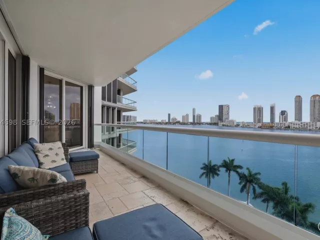 4-bedroom condo for sale in Aventura - 2600 Island Blvd 1006 - MondialRealty
