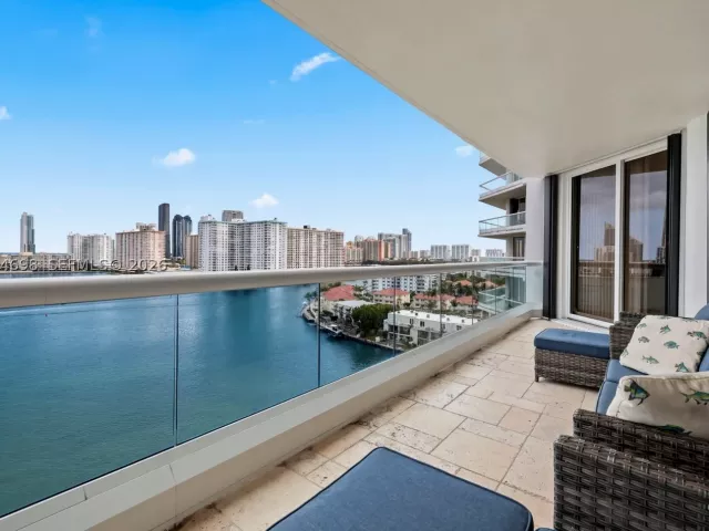 4-bedroom condo for sale in Aventura - 2600 Island Blvd 1006 - MondialRealty