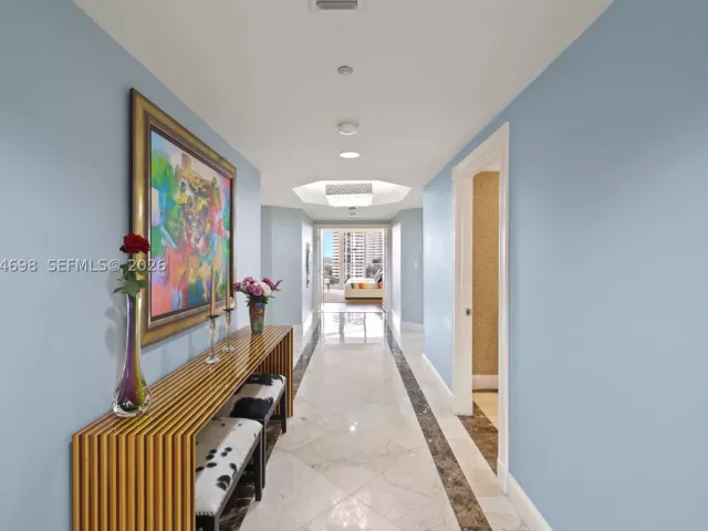 4-bedroom condo for sale in Aventura - 2600 Island Blvd 1006 - MondialRealty