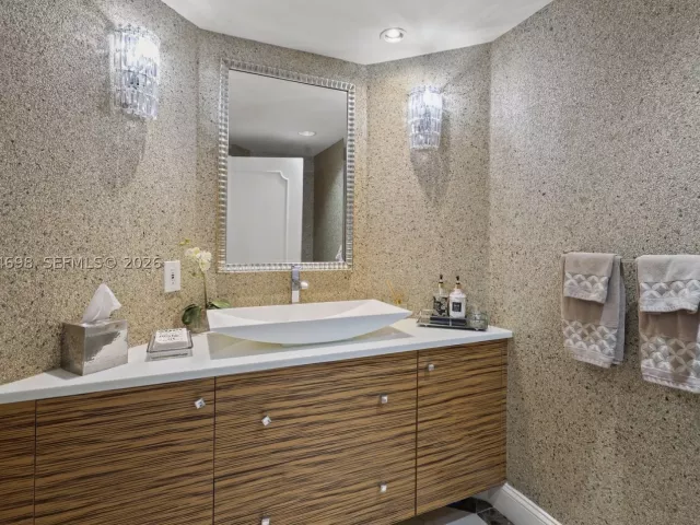 4-bedroom condo for sale in Aventura - 2600 Island Blvd 1006 - MondialRealty