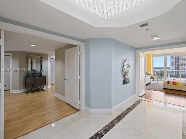4-bedroom condo for sale in Aventura - 2600 Island Blvd 1006 - MondialRealty
