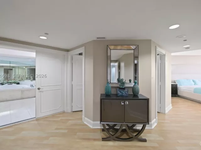 4-bedroom condo for sale in Aventura - 2600 Island Blvd 1006 - MondialRealty