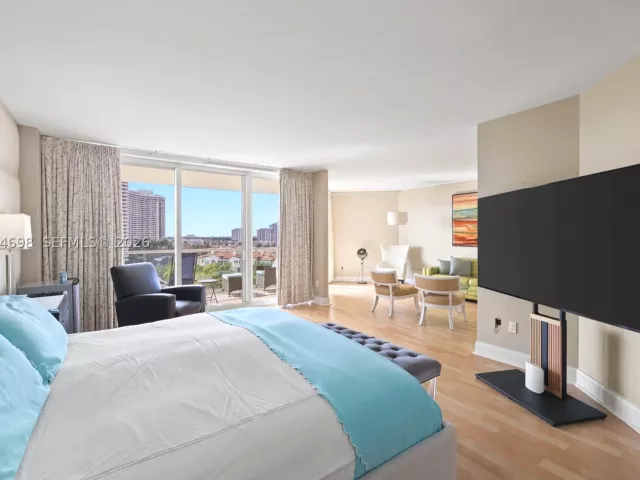 4-bedroom condo for sale in Aventura - 2600 Island Blvd 1006 - MondialRealty