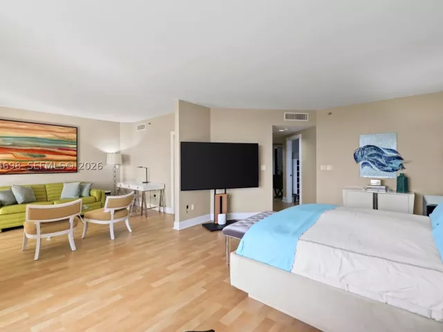 4-bedroom condo for sale in Aventura - 2600 Island Blvd 1006 - MondialRealty