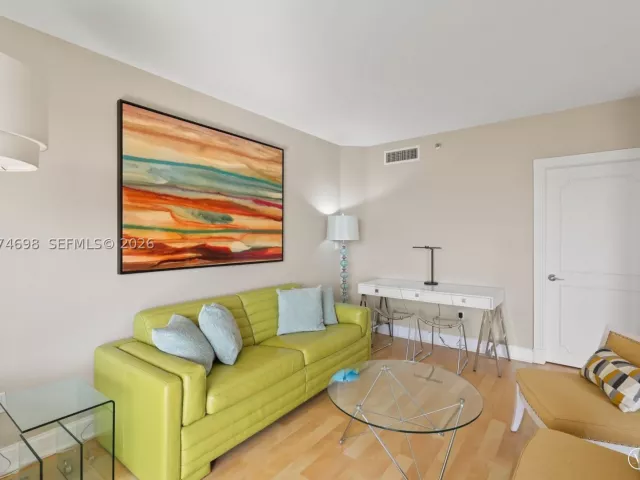 4-bedroom condo for sale in Aventura - 2600 Island Blvd 1006 - MondialRealty