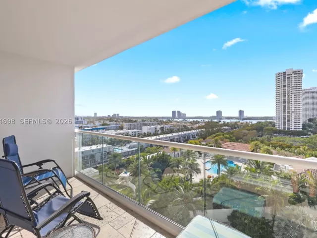 4-bedroom condo for sale in Aventura - 2600 Island Blvd 1006 - MondialRealty
