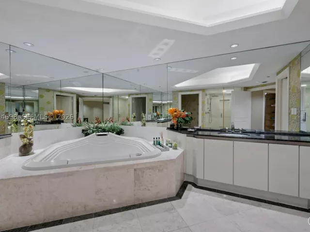 4-bedroom condo for sale in Aventura - 2600 Island Blvd 1006 - MondialRealty