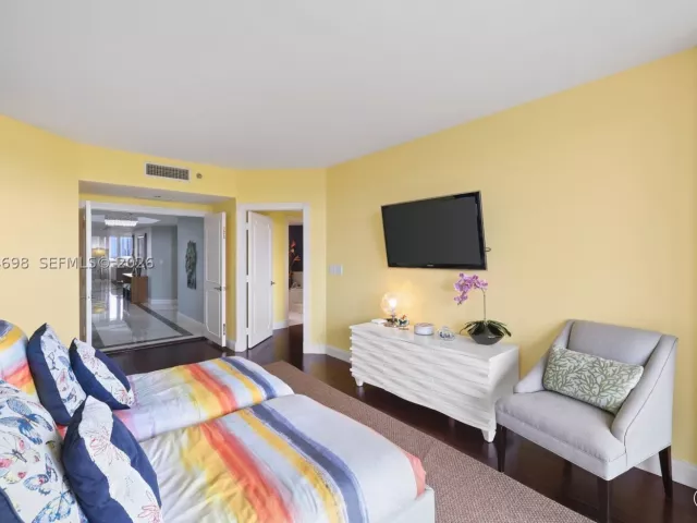 4-bedroom condo for sale in Aventura - 2600 Island Blvd 1006 - MondialRealty