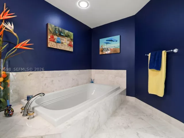 4-bedroom condo for sale in Aventura - 2600 Island Blvd 1006 - MondialRealty