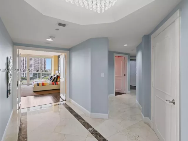 4-bedroom condo for sale in Aventura - 2600 Island Blvd 1006 - MondialRealty