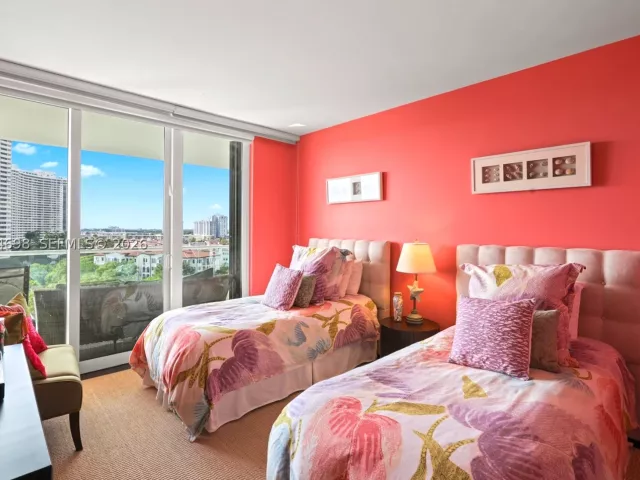 4-bedroom condo for sale in Aventura - 2600 Island Blvd 1006 - MondialRealty