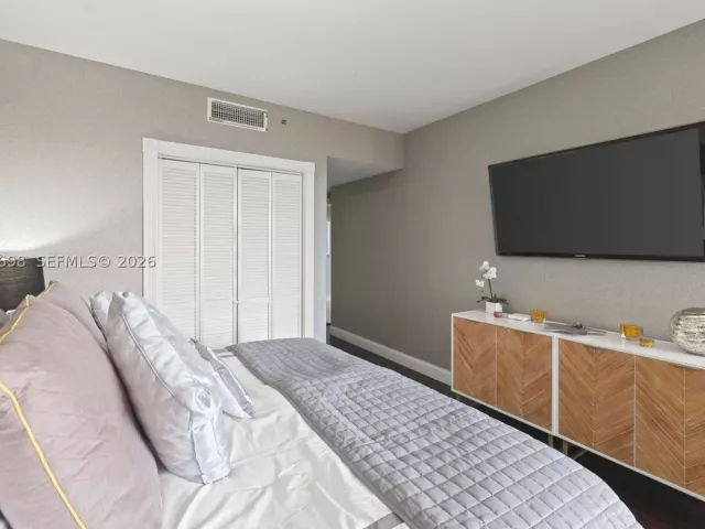 4-bedroom condo for sale in Aventura - 2600 Island Blvd 1006 - MondialRealty
