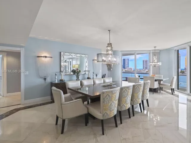 5-bedroom condo for sale in Aventura - 2600 Island Blvd 1006 - MondialRealty