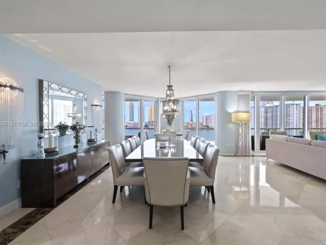 5-bedroom condo for sale in Aventura - 2600 Island Blvd 1006 - MondialRealty