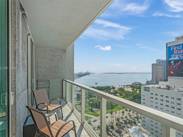 1-bedroom condo for sale in Miami - 244 Biscayne Blvd 1005 - MondialRealty