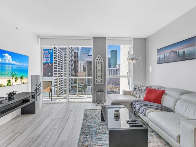 1-bedroom condo for sale in Miami - 244 Biscayne Blvd 1005 - MondialRealty