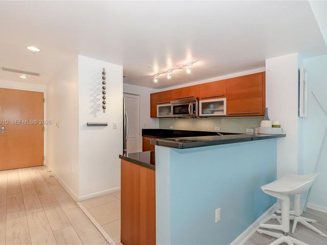 1-bedroom condo for sale in Miami - 244 Biscayne Blvd 1005 - MondialRealty