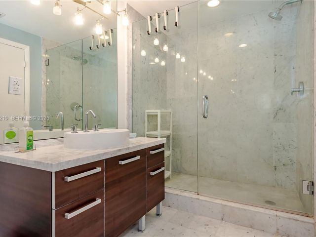 1-bedroom condo for sale in Miami - 244 Biscayne Blvd 1005 - MondialRealty