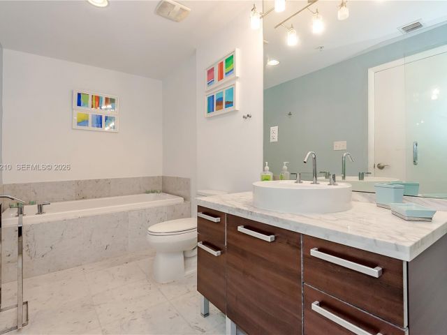 1-bedroom condo for sale in Miami - 244 Biscayne Blvd 1005 - MondialRealty