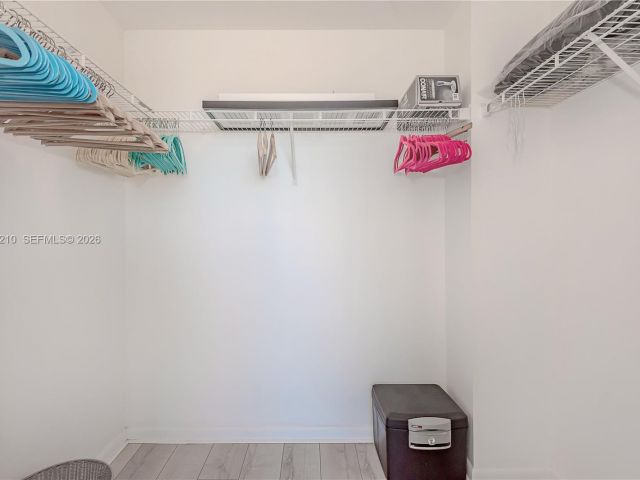 1-bedroom condo for sale in Miami - 244 Biscayne Blvd 1005 - MondialRealty