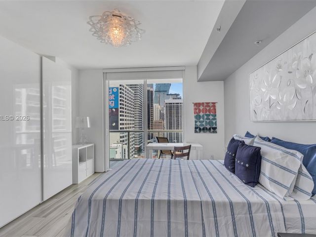 1-bedroom condo for sale in Miami - 244 Biscayne Blvd 1005 - MondialRealty