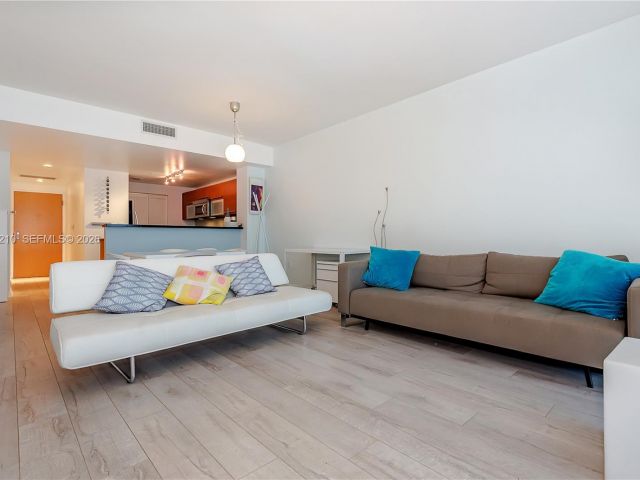 1-bedroom condo for sale in Miami - 244 Biscayne Blvd 1005 - MondialRealty