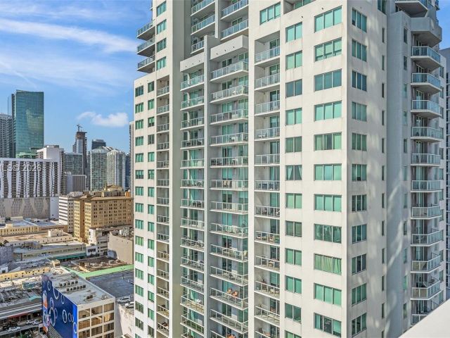 1-bedroom condo for sale in Miami - 244 Biscayne Blvd 1005 - MondialRealty