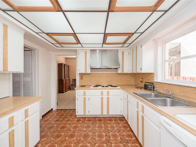 Home for sale at 1727 SW 11th Ter - photo 7518233