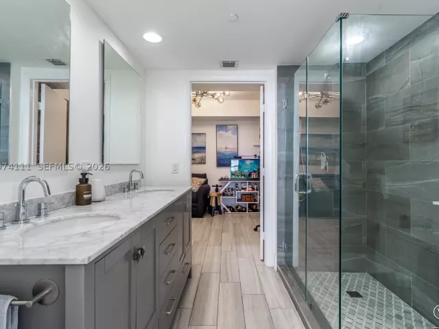 2-bedroom condo for sale in Miami - 50 Biscayne Blvd 3106 - MondialRealty