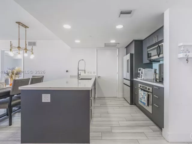 2-bedroom condo for sale in Miami - 50 Biscayne Blvd 3106 - MondialRealty