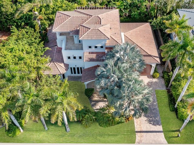 6-bedroom home for rent in Key Biscayne - 541 S Mashta Dr - MondialRealty