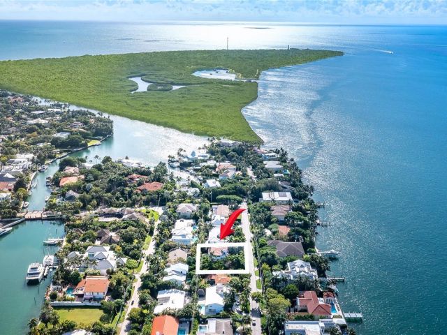 6-bedroom home for rent in Key Biscayne - 541 S Mashta Dr - MondialRealty