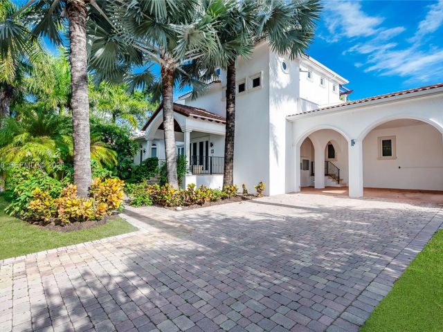 6-bedroom home for rent in Key Biscayne - 541 S Mashta Dr - MondialRealty