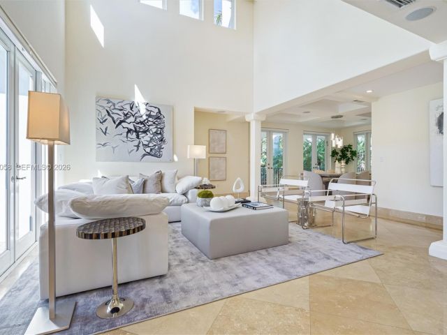 6-bedroom home for rent in Key Biscayne - 541 S Mashta Dr - MondialRealty