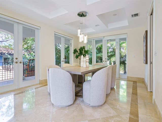 6-bedroom home for rent in Key Biscayne - 541 S Mashta Dr - MondialRealty